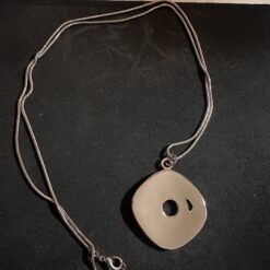 Halskette mit silbernen Anhänger